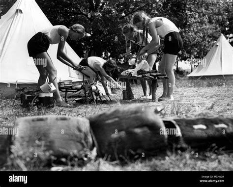 Jungm Delbund Fotos Und Bildmaterial In Hoher Aufl Sung Alamy