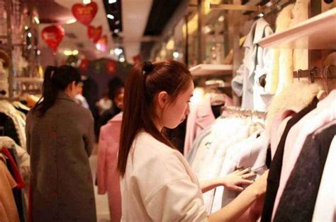 女人逛街買衣服，這「3句話」最好別問，答案基本都一樣！ 每日頭條