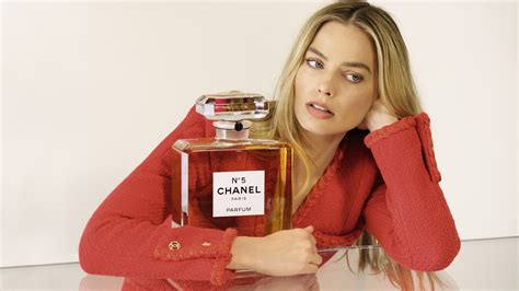 Jacob Elordi joins Margot Robbie on screen for Chanel N°5 campaign ...