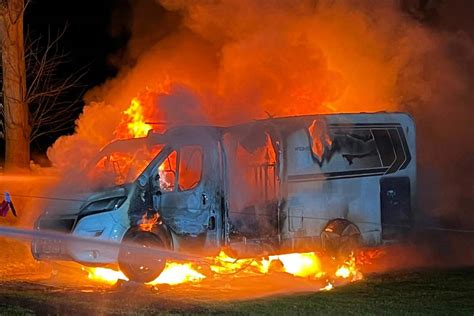 Brand auf Campingplatz in Winsen Aller Feuerwehr im nächtlichen Einsatz