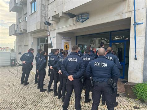 Fotografias à Porta Das Esquadras Agentes E Militares Avançam Com Mais