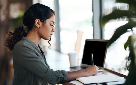 Escrevendo Uma Jovem S Ria E Freelance Trabalhando Laptop E