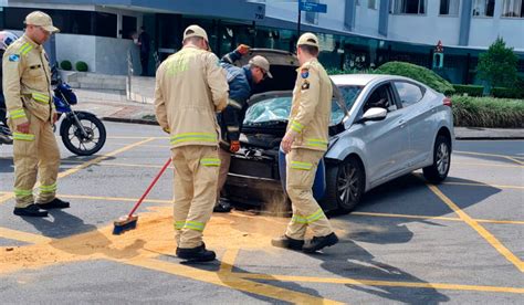 Idoso Passa Mal Ao Volante E Bate Carro Contra Muro No Água Verde