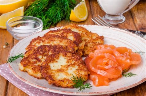 Tortitas De Patata Con Crema Agria Y Salm N En Un Plato Sobre Un Fondo