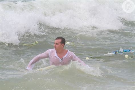 Foto Luciano Huck Entra No Mar De Roupa E Tudo Purepeople