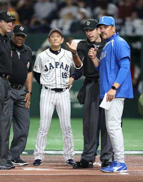 Wbc準々決勝＜日本・イタリア＞ピアザ監督（右）と審判団から説明を受ける栗山監督（撮影・白鳥 佳樹） ― スポニチ Sponichi Annex 野球