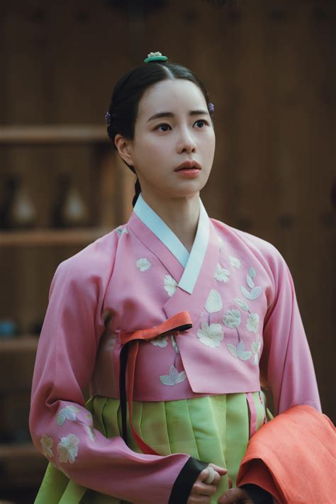 Lim Ji Yeons Grace Shines As She Fakes A Noble Identity In New Drama