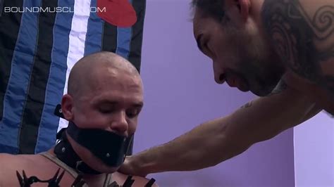 Muscular stud tormented with clothespins and icy hot on his balls 無料ポルノビデオ YouPornGay