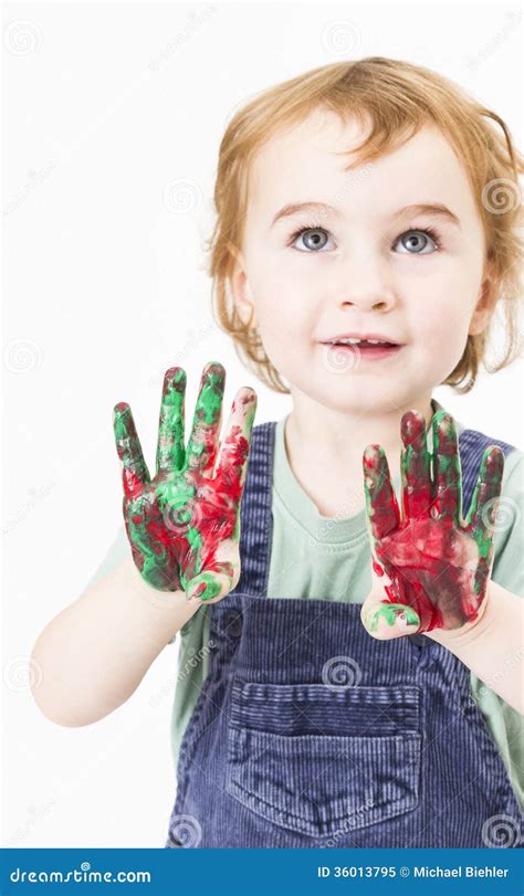 Petite Fille Mignonne Avec La Peinture De Doigt Recherchant Image Stock