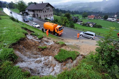 Un Gar On De Cinq Ans Est Mort Dans Un Glissement De Terrain En