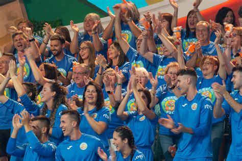 Vecinos Y Vecinas De Ondara Animando A Su Equipo En El Grand Prix Del