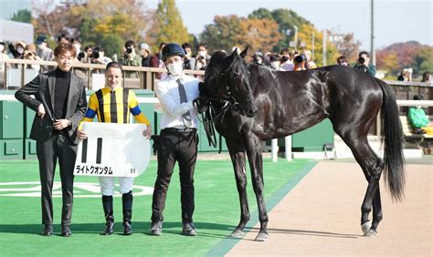 ＜東京5r＞レースを制したライトクオンタムと騎乗したルメール（左から2人目）、管理する武幸師（左端）＝撮影・郡司 修 ― スポニチ Sponichi Annex ギャンブル