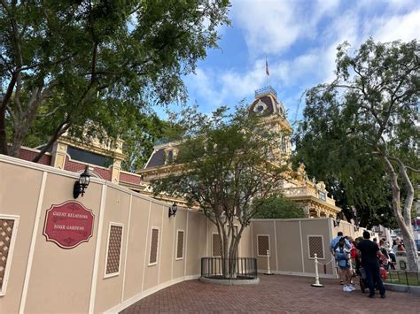 Photos Scaffolding Removed From Disneyland City Hall Disney By Mark