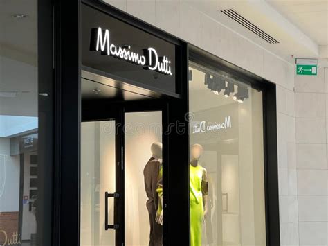 Polonia De Varsovia 13 De Julio De 2022 Tienda Massimo Dutti En