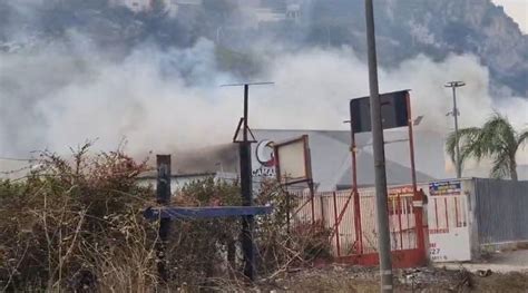 Paura A Ciaculli Fiamme Lambiscono Stazione Di Benzina Brucia Negozio