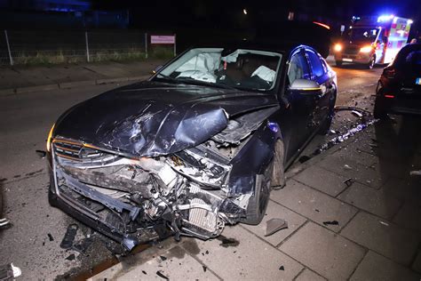 Sekundenschlaf Geparkte Autos Bei Unfall Nahe Hamburg Besch Digt Mopo