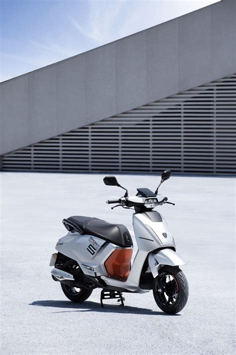 Motorrad Vergleich Peugeot Tweet 125 GT 2024 Vs Peugeot New Django 125