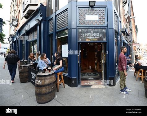 The Porterhouse Pub Temple Bar Dublin Ireland Stock Photo Alamy