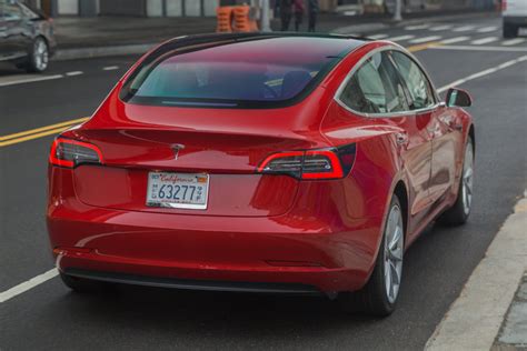 Aberto até de Madrugada Tesla Model 3 chega a Portugal por 60 mil