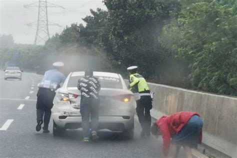 常熟市公安局交警尚湖中队紧急处置及时消除道路隐患 部门动态 常熟市人民政府