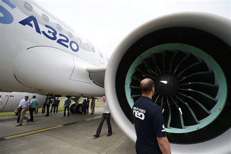 Airbus to Deliver A320neo Jets With Improved Engines - WSJ