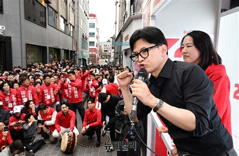 與 대변인 배 나온 오빠 페북글로 뭇매 당 안팎 의도적 조롱 사퇴 요구 Save Internet 뉴데일리