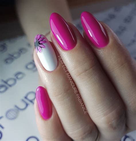 Mam słabość do kwiatów tych żywych jak i malowanych flower pinknails