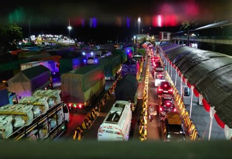 Macet Parah Di Tol Merak Antrean Kendaraan Mengular Capai Km