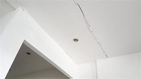 6 Types of Ceiling Cracks and How to Fix Them - Homenish