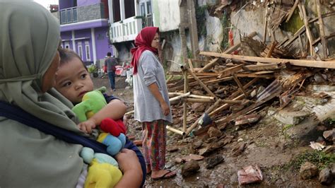 Indonesia Quake Death Toll Rises To 252 As More Bodies Found Npr