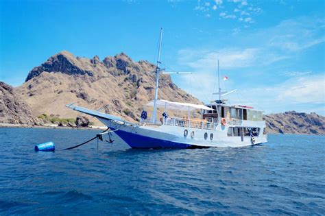 Paket Tour Labuan Bajo Sailing Komodo