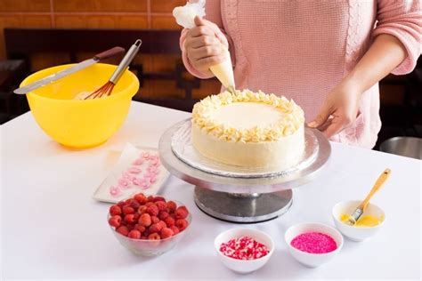 7 Cake Decorating Tips and Tricks | Pump It Up