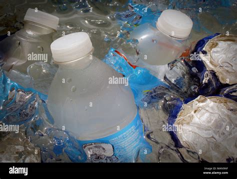 Un refrigerador lleno de agua fría cubitos de hielo botellas de agua