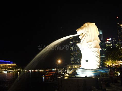 Merlion Statue at Merlion Park beside Marina Bay at Night. Editorial ...