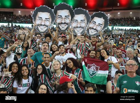 Torcedores Do Fluminense Exibem M Scara Do Jogador Fred Em Sua Ltima