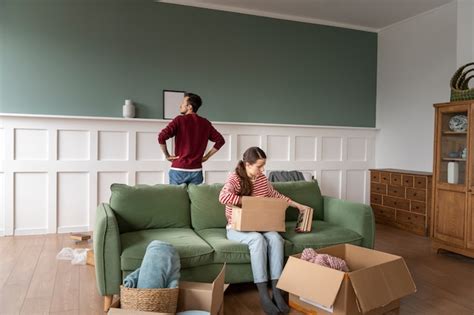 Junge Familie Zieht In Ein Neues Zuhause Kostenlose Foto