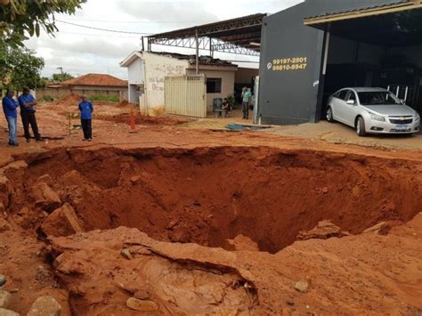 Via onde cratera se abriu recebe construção de guias e colocação de