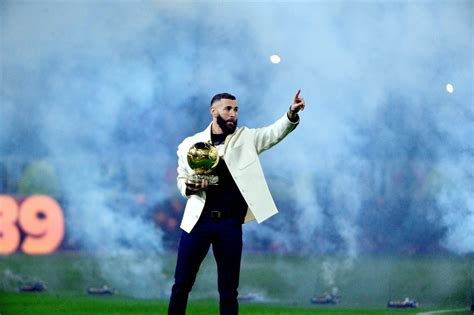 Football Karim Benzema Et Son Ballon Dor Fêtés à La Mi Temps Dol Nice