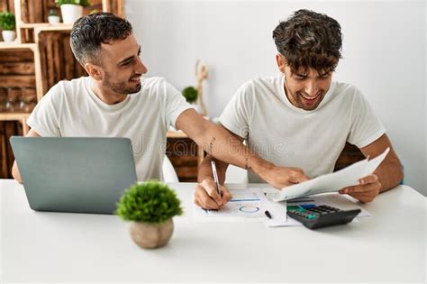 Dos Hombres Hispanos Pareja Sonriendo Confiados Usando Una Laptop