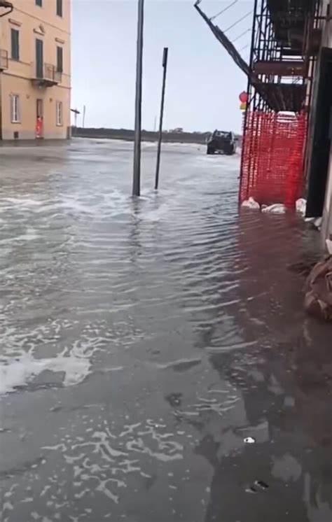 Pioggia E Forte Vento A Marina Di Pisa Acqua Del Mare Ancora Nelle