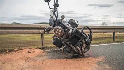 T Dlicher Unfall Motorradfahrer St Rzt Bei P Neck Und Prallt Gegen