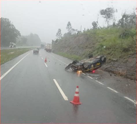 Carreta bate em viatura da PRF que atendia ocorrência na BR 040 em