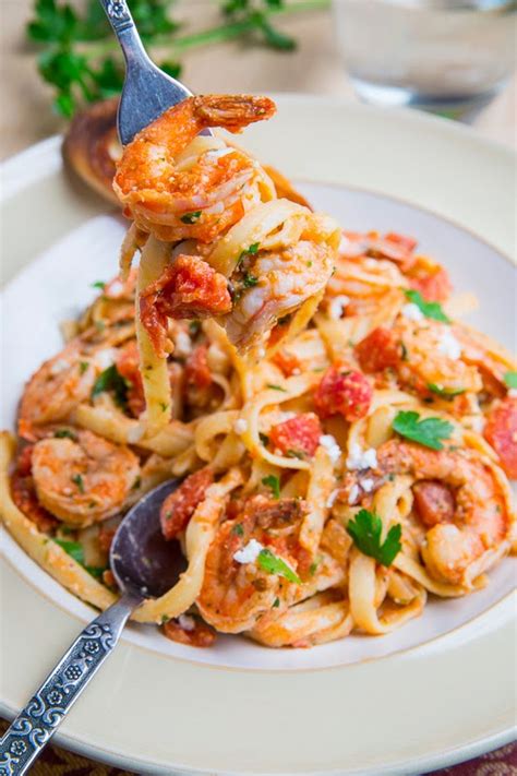 Linguine De Camarones Con Salsa De Tomate Y Queso Feta también