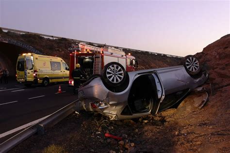 Un Coche Se Sale De La Calzada Vuelca Y Se Queda Sobre El Techo