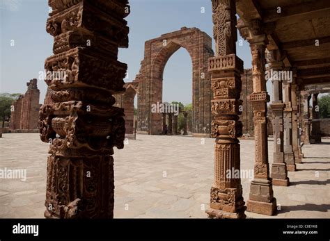 Quwwat Ul Islam Mosque Hi Res Stock Photography And Images Alamy