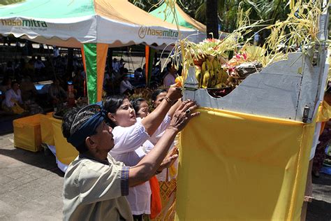 Upacara Melasti Di Pantai Akkarena Makassar