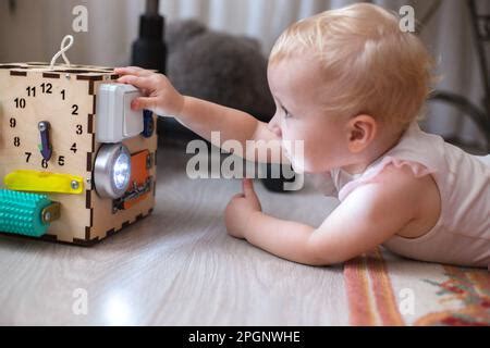 Tableau des activités Le bébé apprend les chiffres sur l horloge du