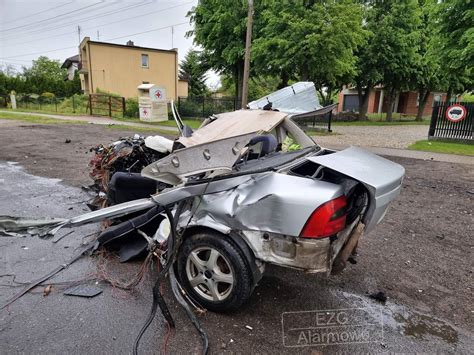 Miertelny Wypadek W Bratoszewicach Opel Rozbi Si O Drzewo Nie Yje