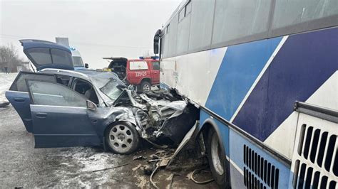 Zderzenie Autobusu Z Samochodem Osobowym W Trzcianie Ko O Rzeszowa