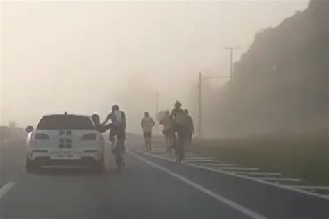 Ciclista é flagrado pegando rabeira em veículo durante forte neblina